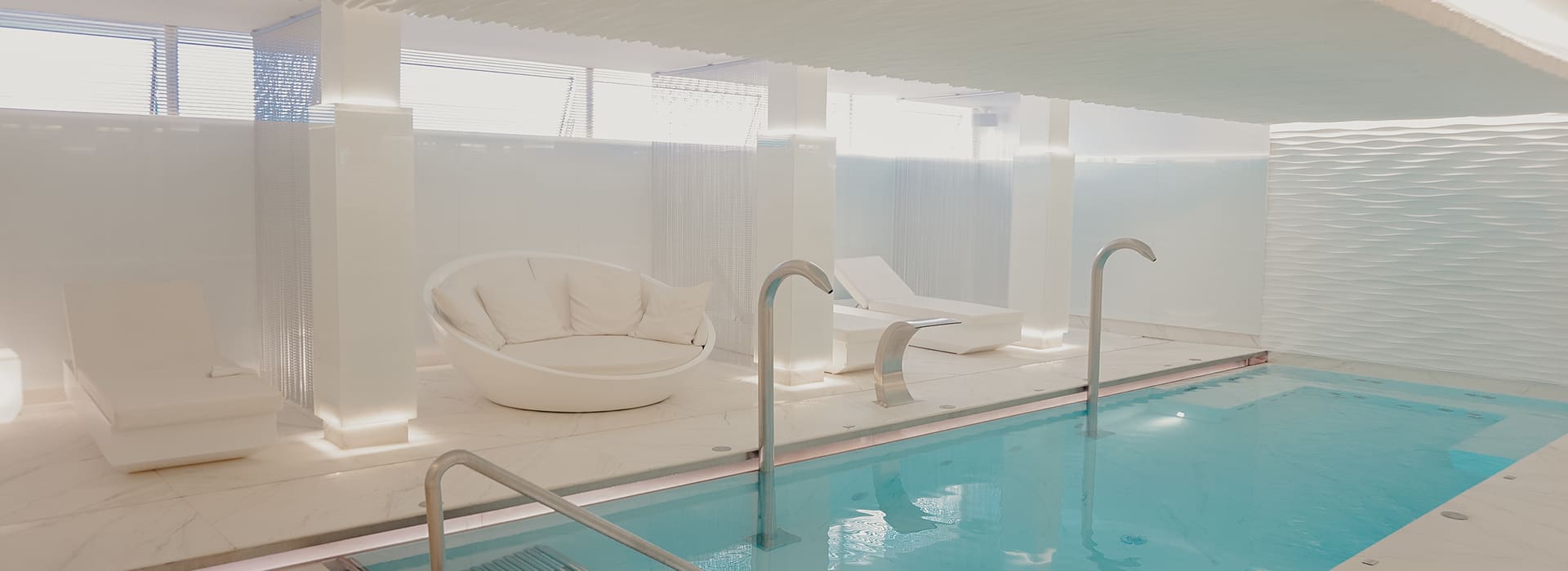 Hotel Illa d'Or | Spa Indoor pool at the hotel spa, with water jets and designer loungers